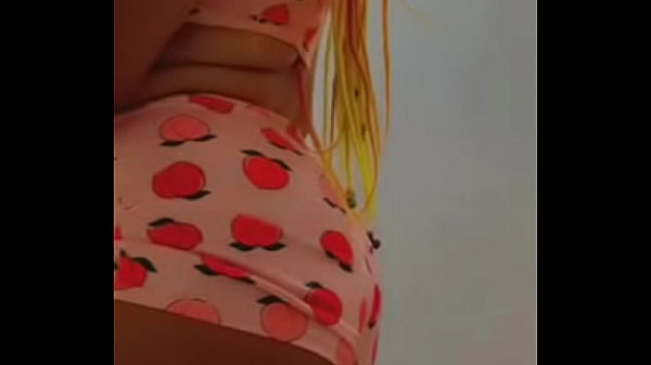 Lightskin ebony shaking ass 