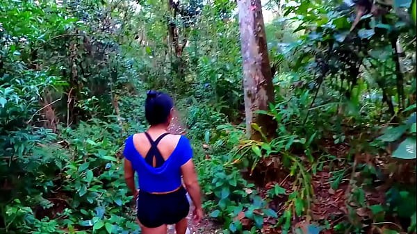 Putinha esfomeada mama rola grossa na floresta at&eacute; gozar em Largados e Gozados 