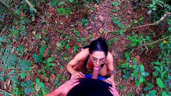 Putinha esfomeada mama rola grossa na floresta at&eacute; gozar em largados e gozados 