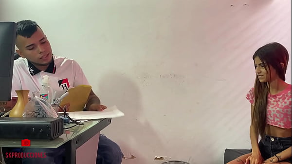 Jefe se folla a joven universitaria que pide una oportunidad de trabajo  - porno en espa&ntilde_ol - en ruso