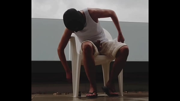 Play MP4 - wet outdoor wank in the rain