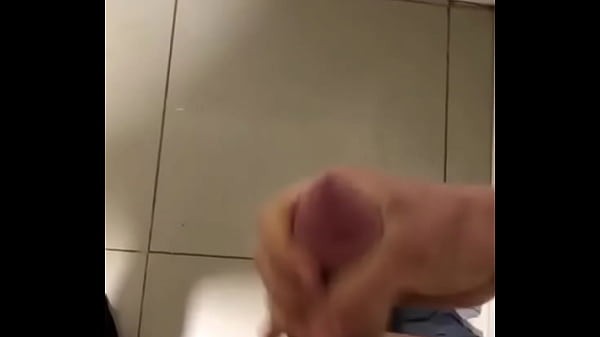 Chileno jovencito se pajea antes de la ducha parte 1