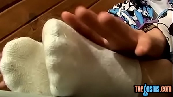 Play MP4 - Big dicked twink plays around with feet and jacks off