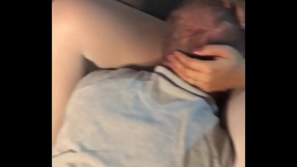 Dei para o meu chefe na frente do corno meu chefe me fudeu todinha apos o trabalho e o corno manso filmou tudo para bater punheta 