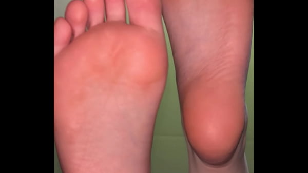 Whitegirl shows me her feet_for money