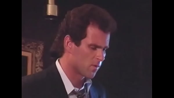 Play MP4 - Gorgeous bitch fucked by big dick right on the table