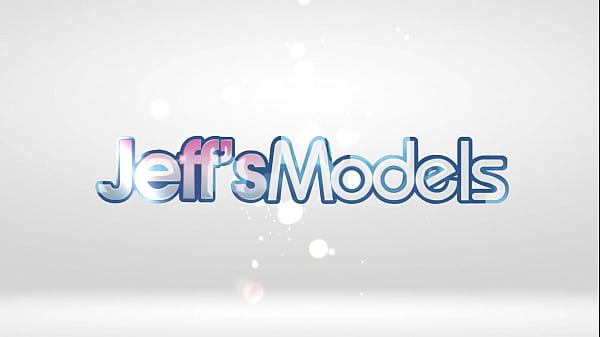 Nonton Curvy Hottie Tina Tonguering Rubs Her Pussy After Toying It thumbnail