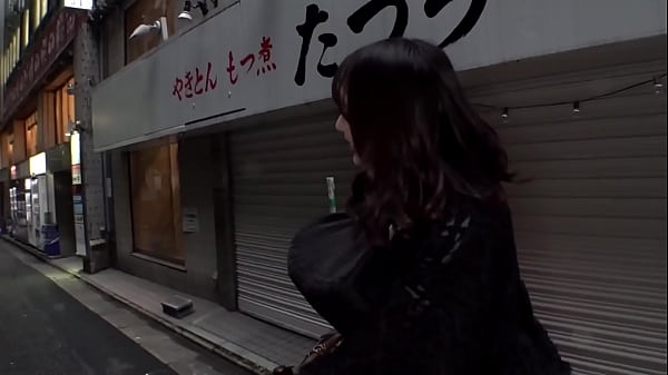 Part1 『あなたの給料いくらですか？』生きていくにはカネがいる。そしてカネを得るために色んな『何か』を生み出している。この企画は生々しくリアルに人の財布に首をつっこむ ディープカルチャー ドキュメンタリー。今回は、接客時間最短5分！得意技は玄関フェラ！自宅からお客さんの元へ直接駆けつけるウーバー型デリヘル人気no 1艶女ミヅキちゃんに密着！