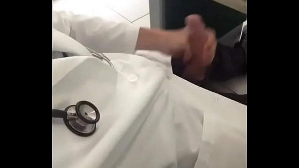 enfermeiro no consultorio 