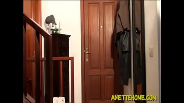 exhibition devant le livreur depizza en cameracachee