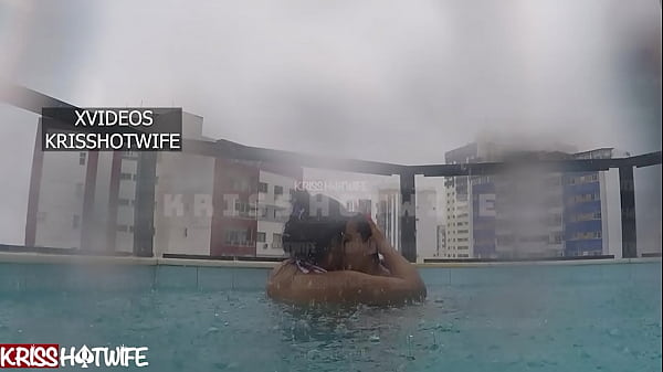 Corno Me_Fudendo_Na Piscina Do Flat Ao Ceú Aberto Enquanto Os Machos Não ChegamPara MeFuder De Verdade