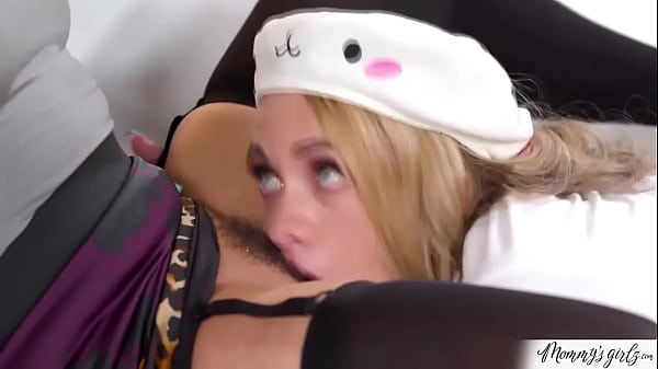 Play MP4 - Brat stepdaughter Khloe fingers stepmom while on zoom