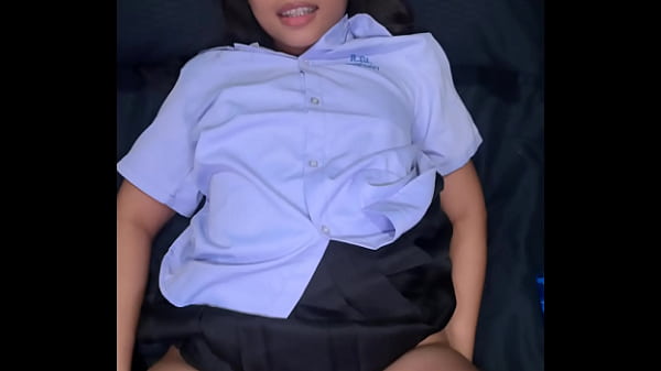 Jeme faisbaisé_dans monuniforme scolaire par un étranger blanc et il_m éjacule sur le visage