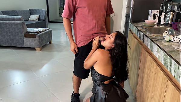 Entro a la habitaci&oacute;n de mi amiga por la noche y termino teniendo sexo tranquilamente