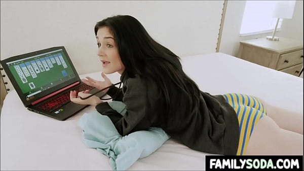 Play MP4 - Stepsister banged while shes busy playing game