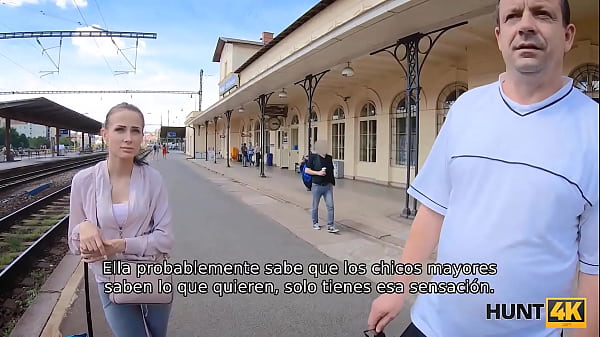 HUNT4K. Sweetie gana dinero en efectivo por un boleto en el tren teniendo sexo 