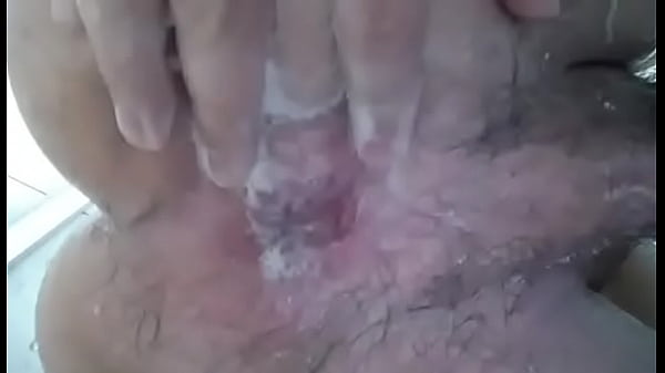 homem de 22 anos mostrando o cuzinho rosa , comeriam?