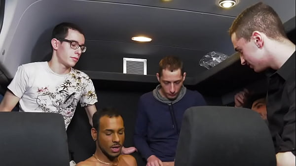 Des Potes Baisent Dans Un Bus En Exhib Dans Paris thumbnail