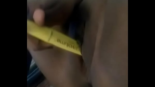 Mujercaliente se mete un plumón muyrico