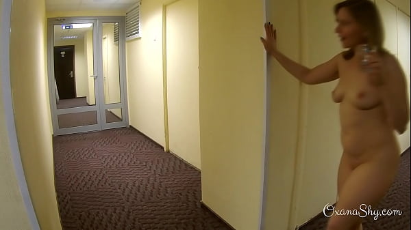Play MP4 - Caught naked in the hotel hallway