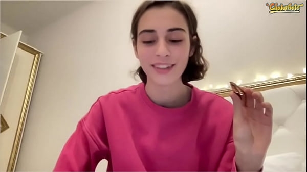 Hermosa con su sueter rosa que le regale