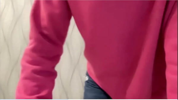 Hermosa con su sueter rosa que le regale 