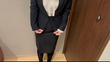 Nonton スーツの中が蒸れてる時にオナニーしたら臭い匂いが部屋に充満。男の人に嗅がせたい。 thumbnail