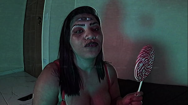 A bruxinha cheia de tes&atilde;o fez magia erotica para fuder seu bucet&atilde;o 