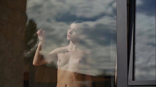 Play MP4 - Sexy Babe Layla Balan Flaunts Her Amazing Curves For You - SUPERBE