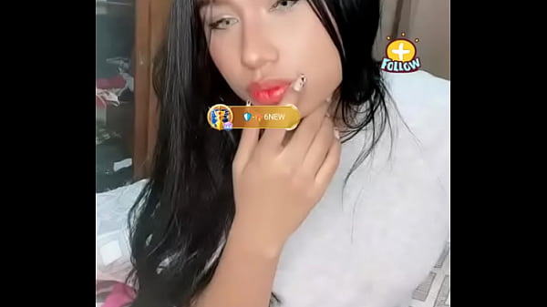 joliefemme montre sous sa jupe