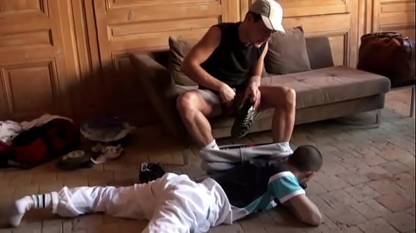 Jeune Kiffeur De Sketts Soumis&agrave; Un H&eacute;t&eacute;ro En Jogging thumbnail