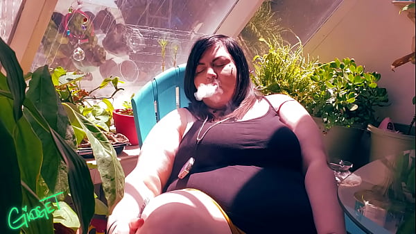 Bbw Goddess Vapes And Plays thumbnail