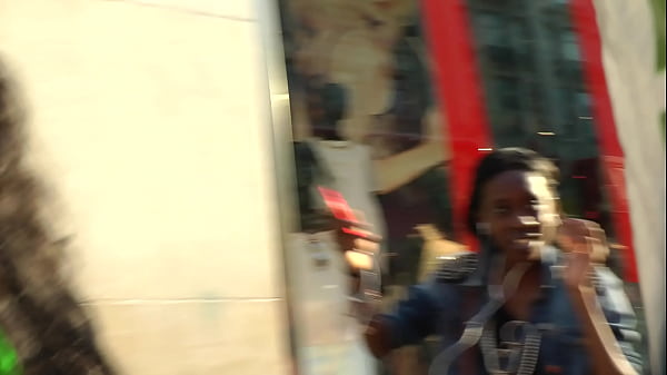 Play MP4 - chica con enorme culo paseando con diminuto short