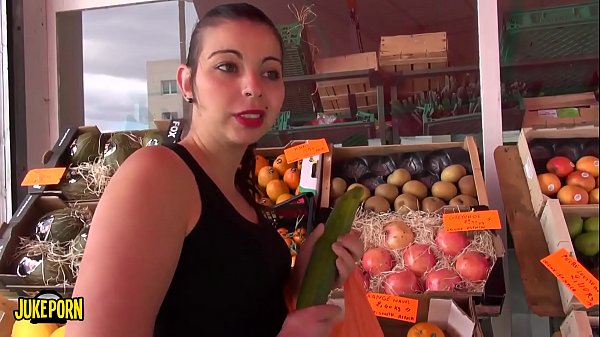 Play MP4 - Honry young brunette enjoying double penetration