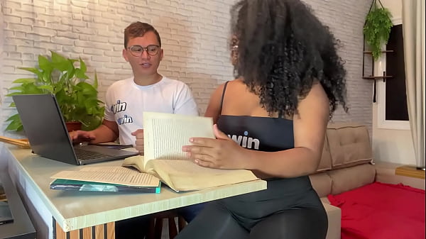 Play MP4 - Garoto nerd fode sua colega enquanto estudava para a prova&period;