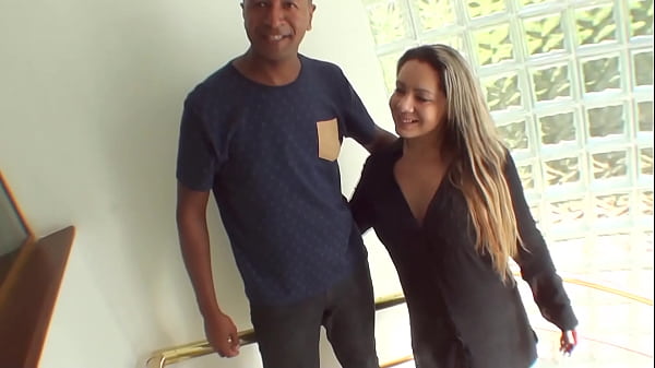 Play MP4 - Marido Swingueiro leva esposa para um surpresa com Ted e seus amigos