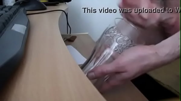 Gozando muito no copo 