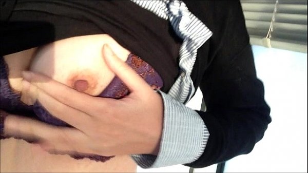 Play MP4 - Play with my tits at work