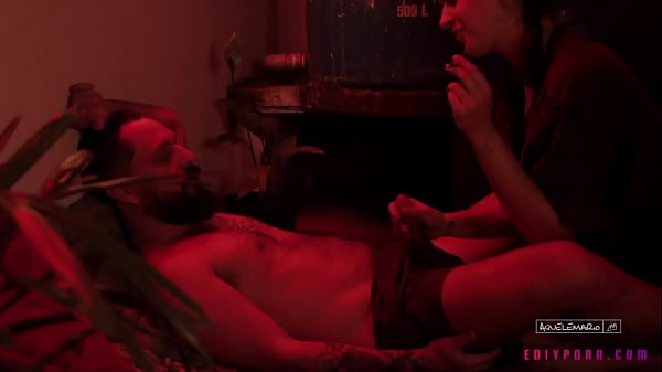 Amigos Trepam Ao Ar Livre Na Varanda thumbnail