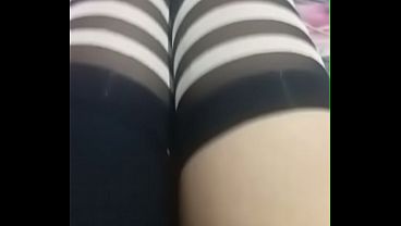 Acariciando mis muslos