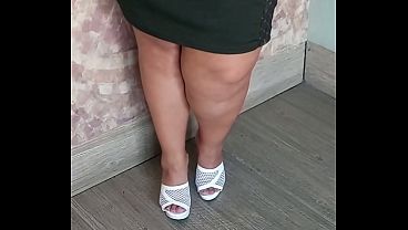 Mi linda gordita mostrando sus enormes tetas en blusa de red asi como su carnosa panocha en su tanga abierta