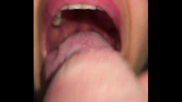 Play MP4 - Colombiana Sabrinafoxy inicia semana con una buena mamada de verga a su novio y traga su leche caliente&period;