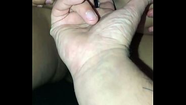 Fudemos a casada safada na_oficina_Casada safada foi arrumar o carro nao aguentou os BBC pauzudo e_pagou o_serviçocom a buceta