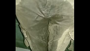 Pantalones orinados con pa&ntilde_al de tela y m&uacute_ltiples orgasmos un d&iacute_a org&aacute_smico