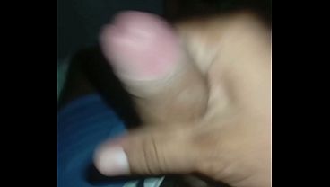 Mi amigo me sorprende durante el sueñ_o. Me agarra la polla y me masturba sin avisarme. Casero masturbacion