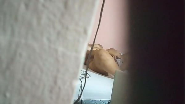 Me gusta ir a casa de mi_abuelita porque puedo espiar_a mi tía