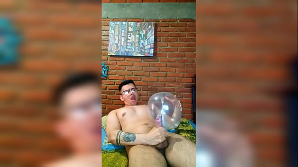 Chacal dotado se hace paja con un cond&oacute;n 