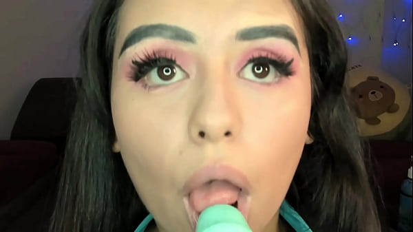 La_ninfómana adicta a la masturbación Nezuko pide una enorme polla en su_coño