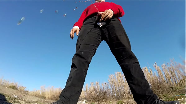 GG Pissing en plain air