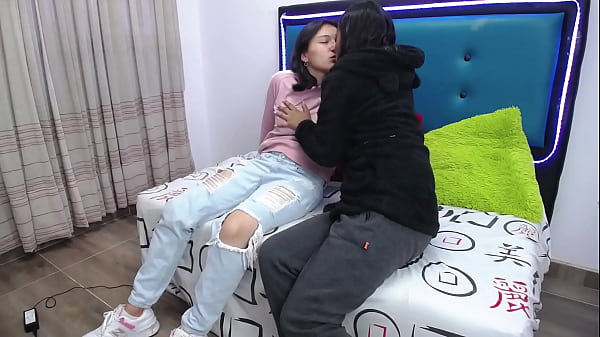 Play MP4 - Despues de un d&igrave;a de trabajo Samantha le mete la mano completa a Sommer para que se relaje